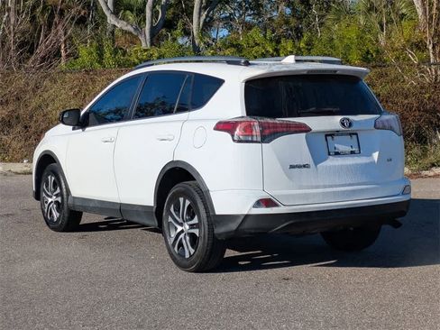 Used 2018 Toyota RAV4 LE image 3