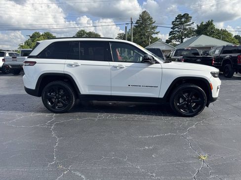 Used 2023 Jeep Grand Cherokee Altitude RWD image 6
