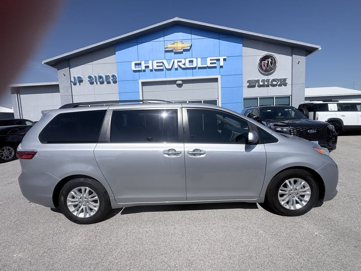 Used 2017 Toyota Sienna XLE w/ XLE Navigation Package FWD image 8