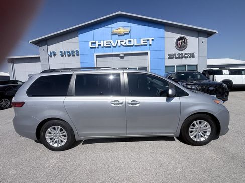 Used 2017 Toyota Sienna XLE w/ XLE Navigation Package FWD image 8