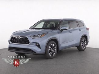 Used 2021 Toyota Highlander XLE AWD/4WD video 1