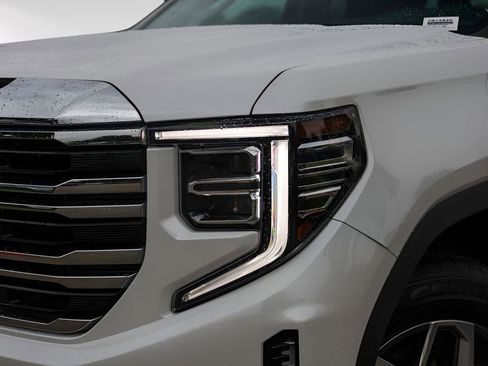 Used 2023 GMC Sierra 1500 SLT AWD/4WD image 3