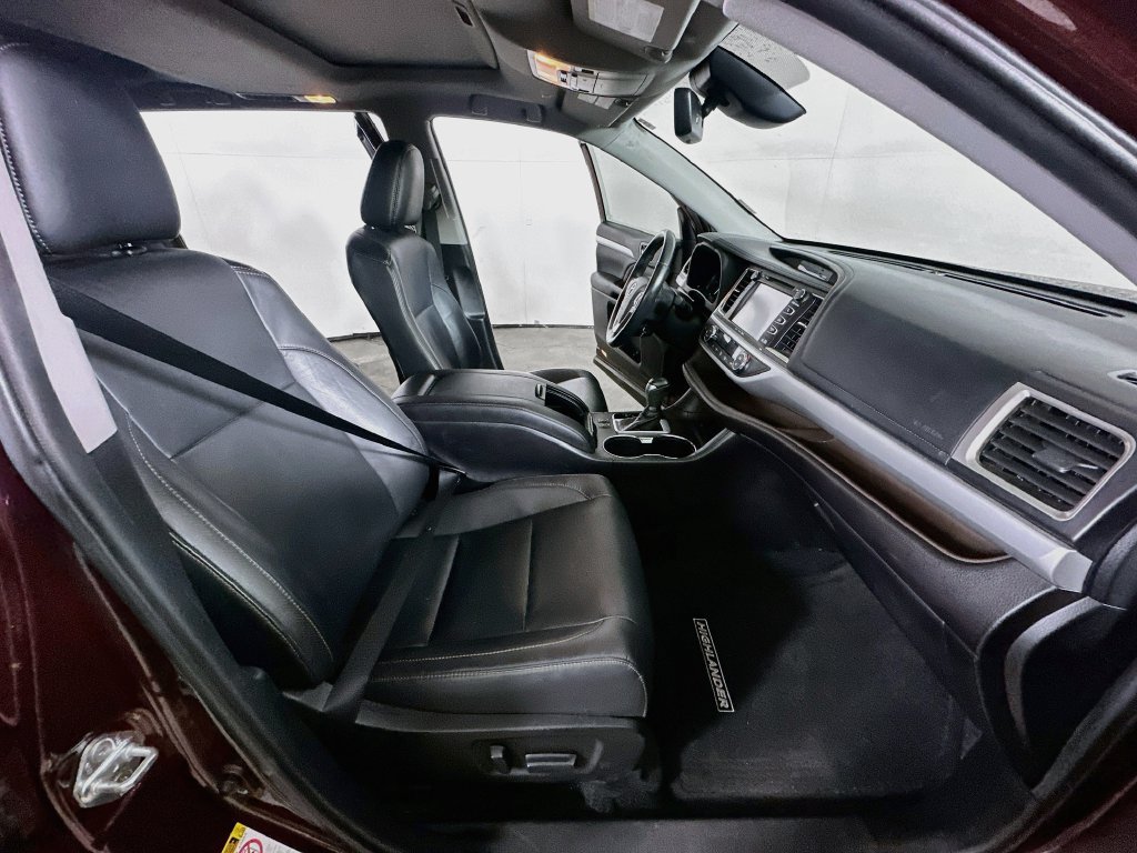 Used 2019 Toyota Highlander XLE FWD image 14