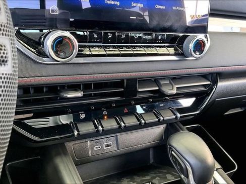 Used 2024 Chevrolet Colorado Z71 w/ Z71 Convenience Package 2 image 23