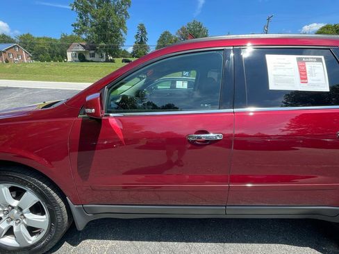Used 2016 Chevrolet Traverse LT w/ Style and Technology Package FWD image 3