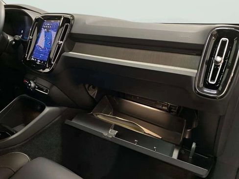 Used 2025 Volvo XC40 B5 Plus image 73