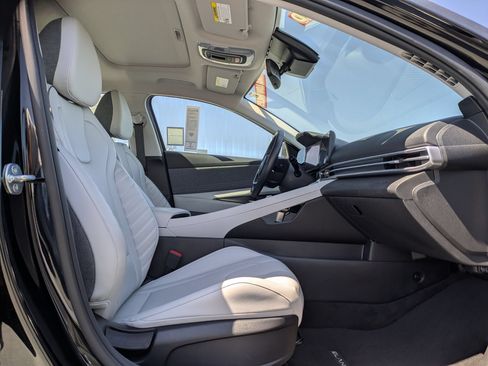 Certified 2025 Hyundai Elantra Limited FWD image 11