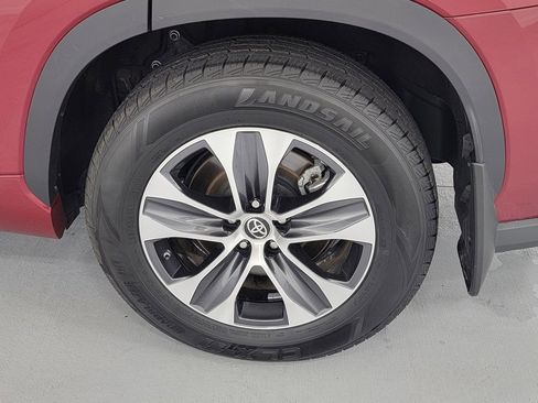 Used 2022 Toyota Highlander XLE image 11