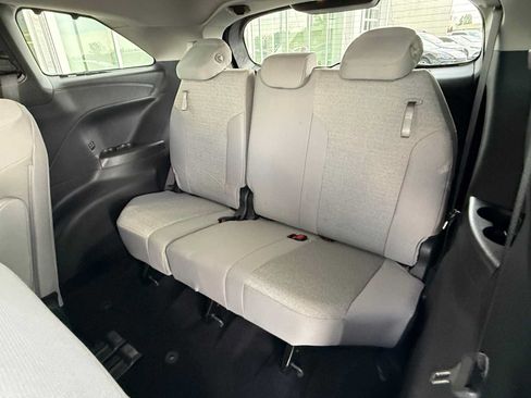 Used 2026 Toyota Sienna LE AWD/4WD image 17