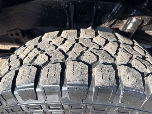 Used 2017 Toyota Tacoma SR5 w/ SR5 Appearance Package (SM) image 9