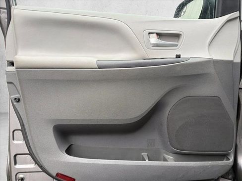Used 2015 Toyota Sienna LE image 10