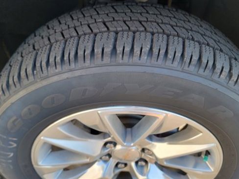 Used 2021 Chevrolet Suburban Premier w/ Premium Package image 12