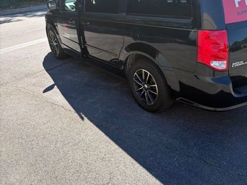 Used 2017 Dodge Grand Caravan SXT w/ Driver Convenience Group FWD image 3