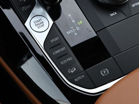 Certified 2025 BMW X4 xDrive30i image 17