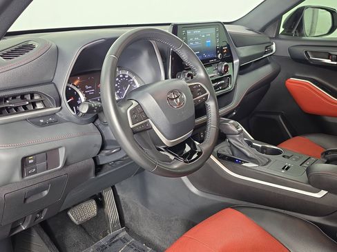 Used 2022 Toyota Highlander XSE FWD image 14