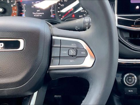 Used 2022 Jeep Compass Latitude FWD image 24