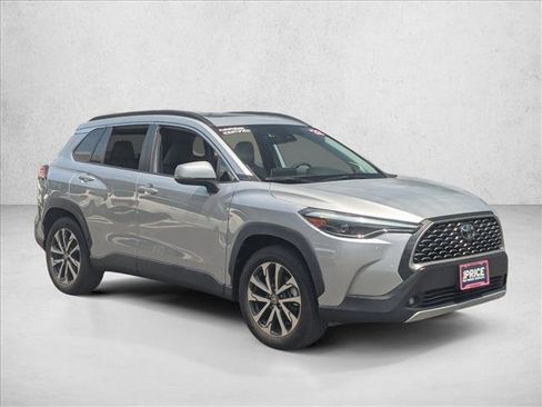 Used 2022 Toyota Corolla Cross XLE image 3