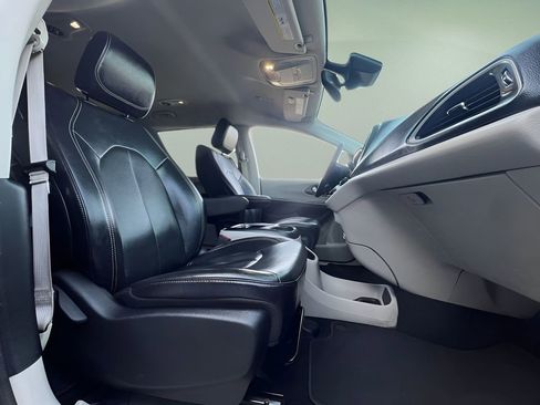 Used 2022 Chrysler Pacifica Touring-L image 23