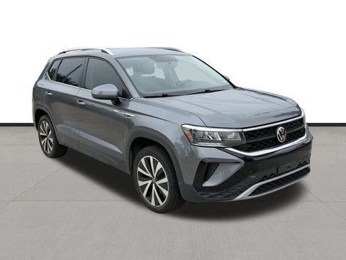Used 2022 Volkswagen Taos SE FWD image 3