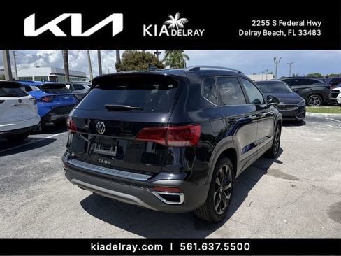Used 2023 Volkswagen Taos SE w/ Panoramic Sunroof Package FWD image 3