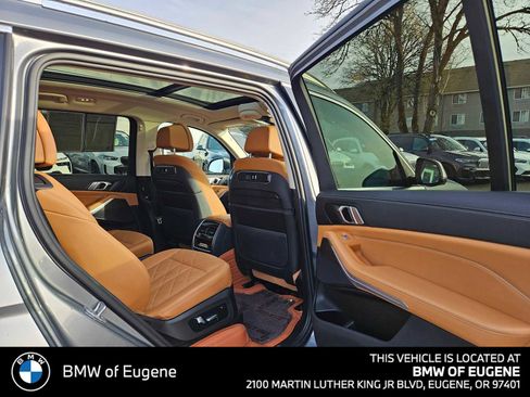 Used 2023 BMW X7 xDrive40i w/ Parking Assistance Package image 13