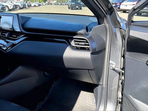 Used 2018 Toyota C-HR XLE FWD image 18