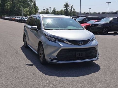 Used 2021 Toyota Sienna XLE AWD/4WD image 8