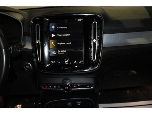 Used 2022 Volvo XC40 T5 Momentum image 16