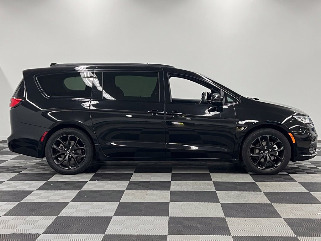 Used 2025 Chrysler Pacifica Limited FWD image 8