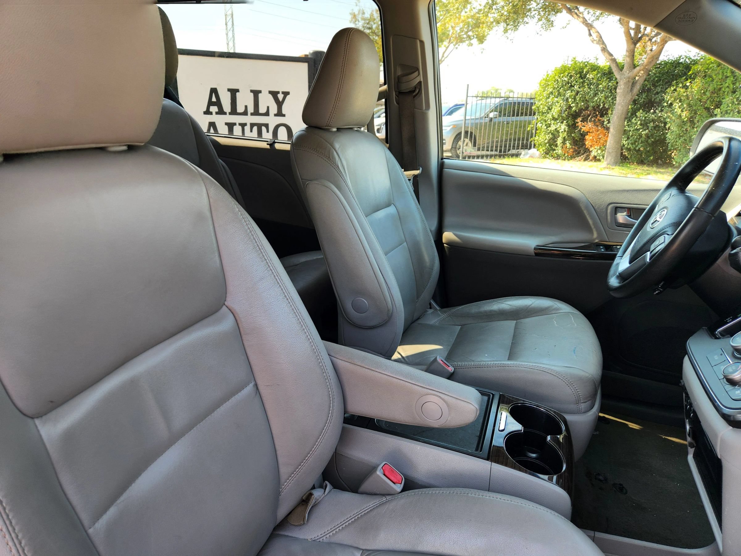 Used 2016 Toyota Sienna XLE FWD image 16