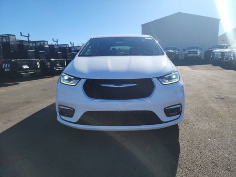 New 2025 Chrysler Pacifica Select image 3