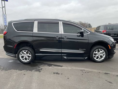 Used 2019 Chrysler Pacifica Touring-L image 12