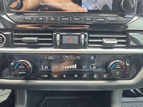 Used 2023 Nissan Pathfinder SL w/ SL Premium Package FWD image 30