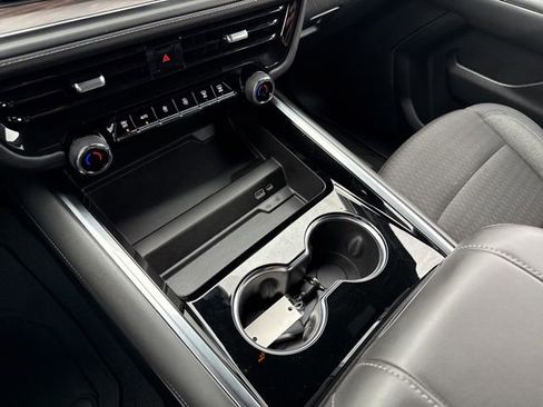 Used 2025 Chevrolet Suburban LS image 34