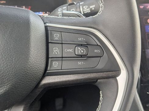 Used 2023 Jeep Grand Cherokee Limited w/ Black Appearance Package AWD/4WD image 19