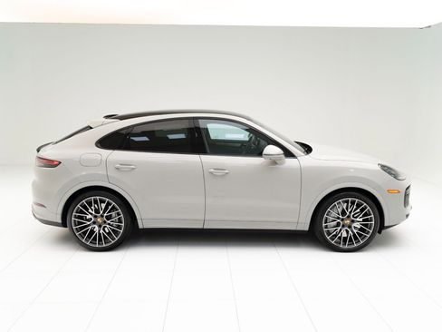 Used 2023 Porsche Cayenne Turbo image 8