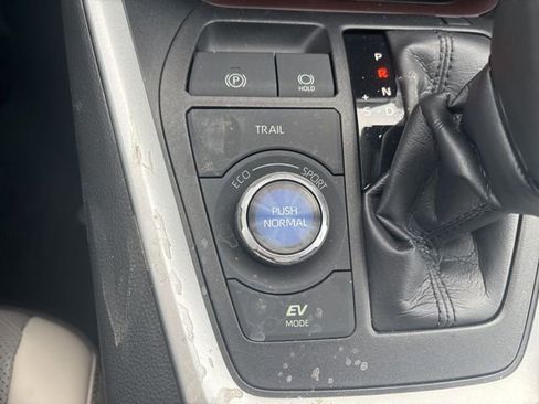 Used 2020 Toyota RAV4 Limited image 13