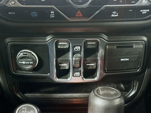 Used 2022 Jeep Wrangler Sahara w/ Cold Weather Group image 25