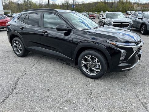 New 2026 Chevrolet Trax LT w/ Sunroof Package FWD image 8