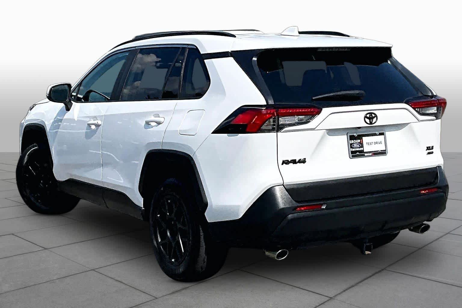 Used 2021 Toyota RAV4 XLE AWD/4WD image 12