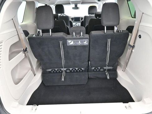 Used 2017 Chrysler Pacifica Touring FWD image 9