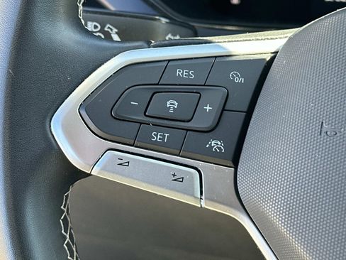 Certified 2023 Volkswagen Taos SE w/ Panoramic Sunroof Package image 17