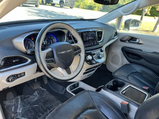 Used 2018 Chrysler Pacifica Limited w/ Advanced Safetytec Group FWD image 11