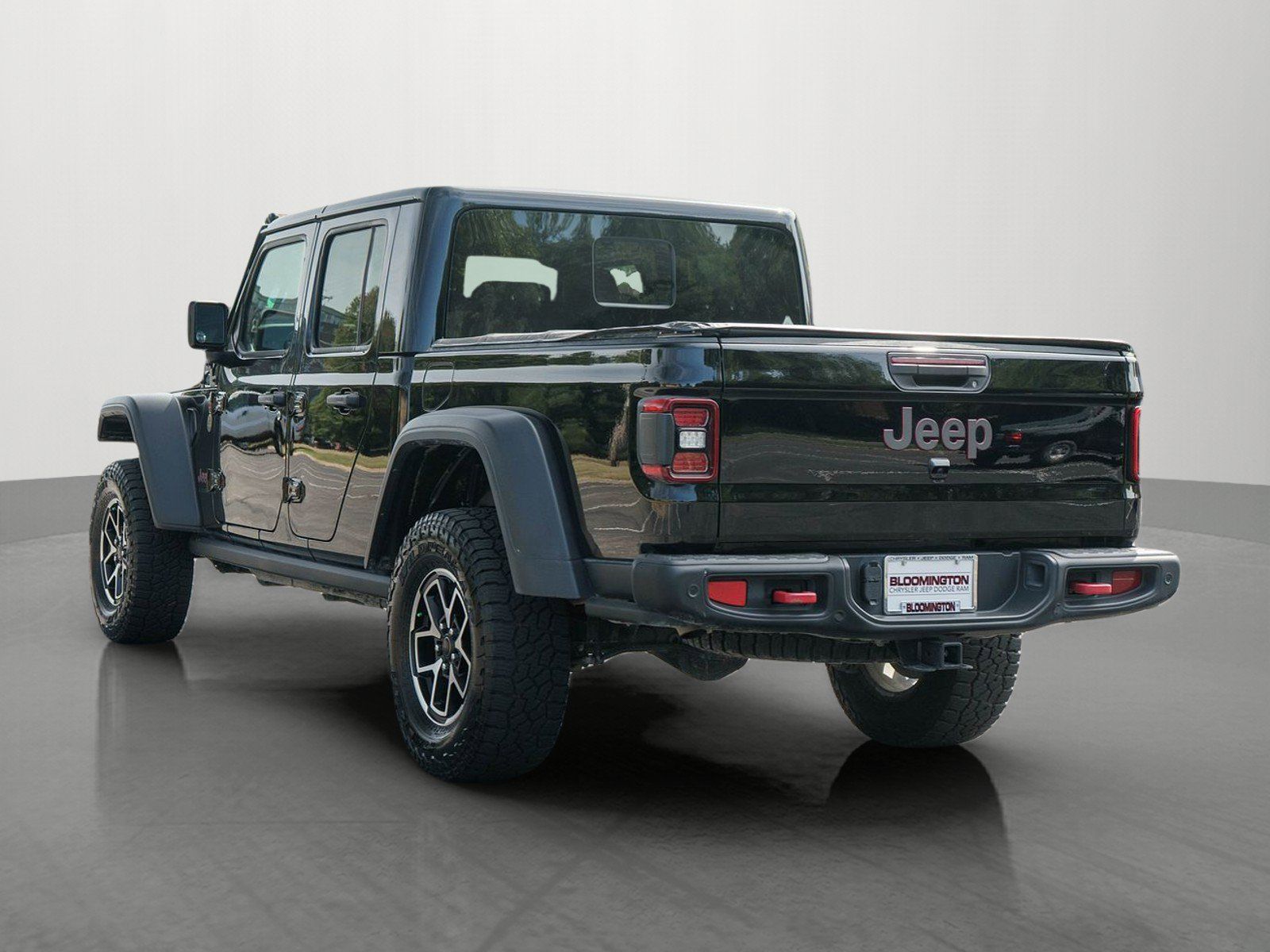 Used 2025 Jeep Gladiator Rubicon w/ Technology Group AWD/4WD image 5