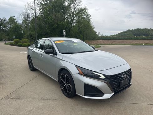 Used 2024 Nissan Altima 2.5 SR FWD image 3