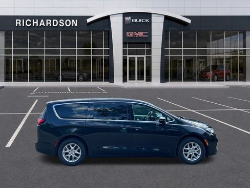 Used 2023 Chrysler Pacifica Touring-L FWD image 6