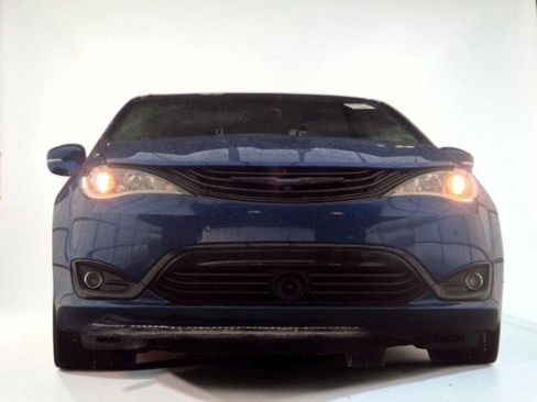 Used 2019 Chrysler Pacifica Limited w/ Advanced Safetytec Group FWD image 3