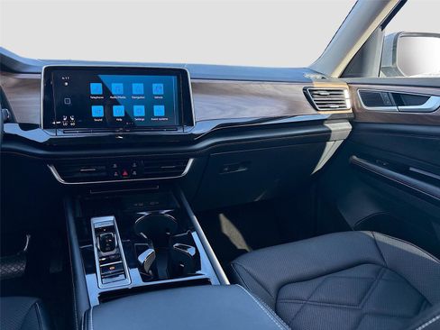 Used 2025 Volkswagen Atlas SE image 21