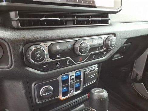 Used 2024 Jeep Gladiator Sport image 21