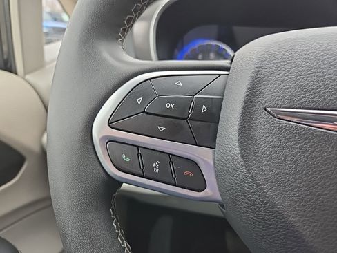 Used 2024 Chrysler Pacifica Touring-L image 39